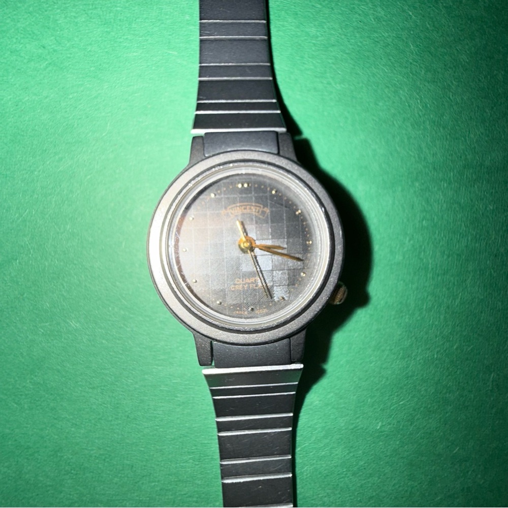 Black Minimalist Analog Watch with Vintage Aesthetic
